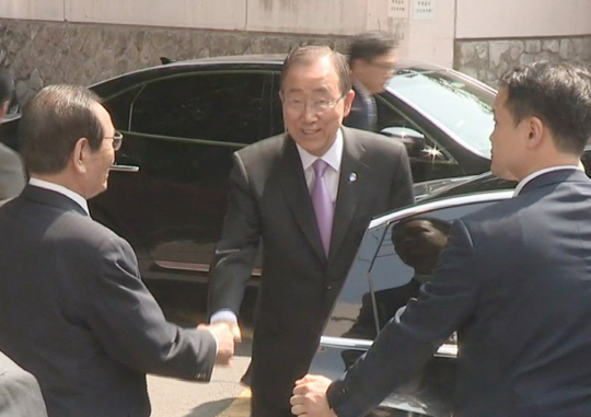 반기문 유엔 사무총장이 28일 오전 서울 신당동 김종필 전 국무총리 자택을 방문, 환담을 마치고 떠나고 있다.